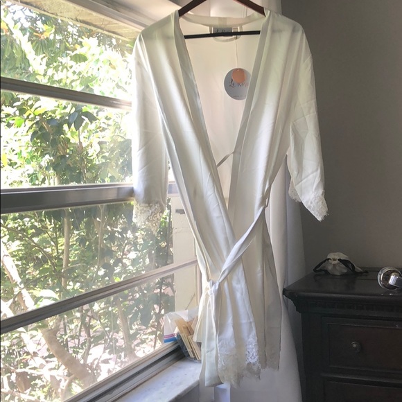 Le rose robes (3 maroon) (1 white) - Picture 3 of 3